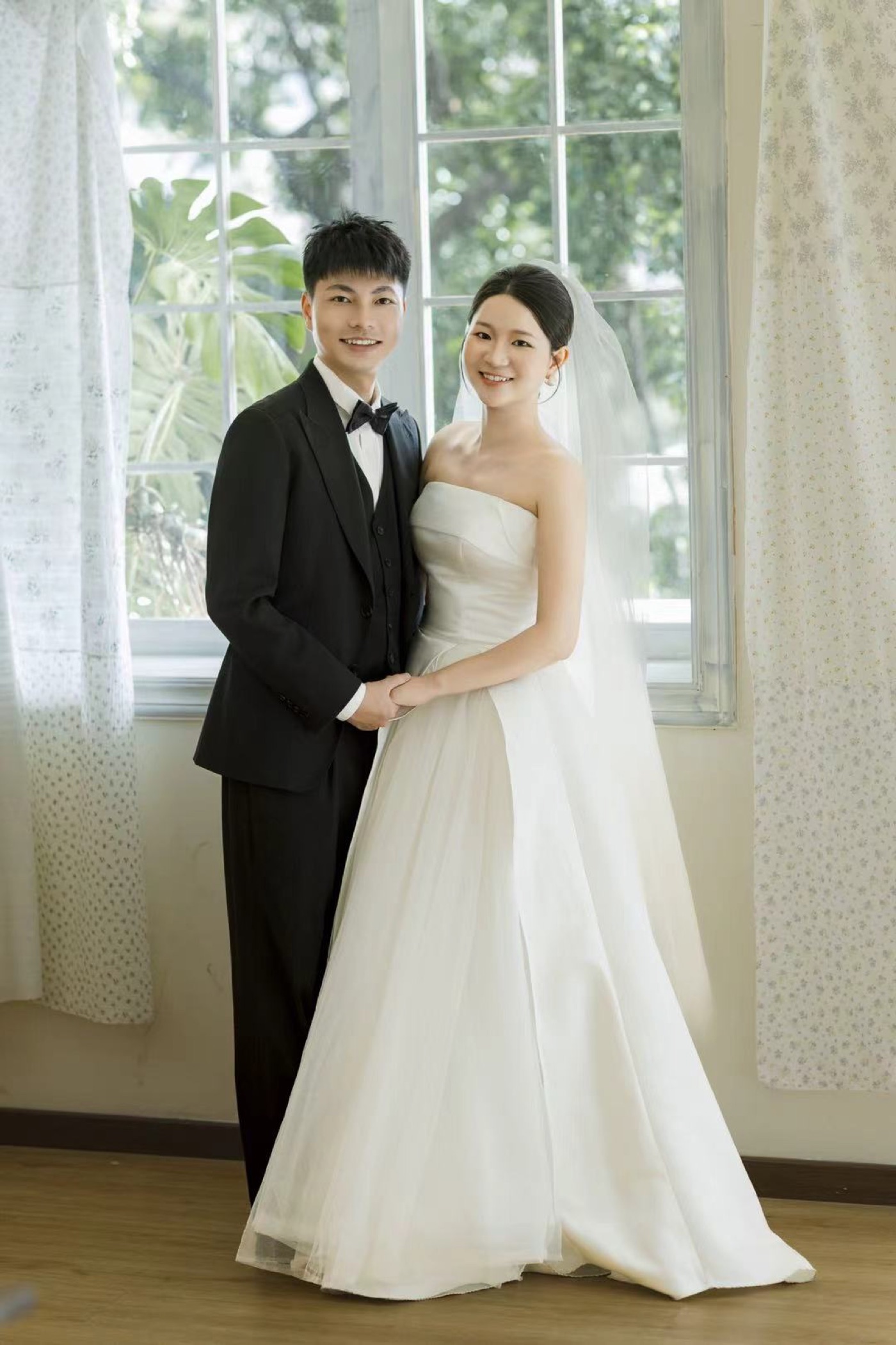 新郎与新娘的全身婚纱照