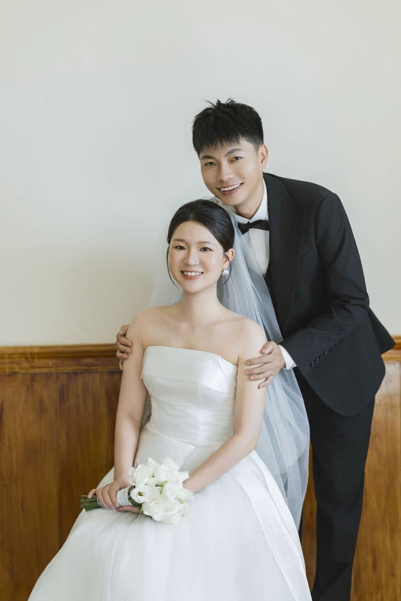 新郎与新娘的室内婚纱照